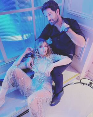 María Elena Swett Instagram - ❌🐈‍⬛ Y si me recuerdan así? Ésta foto  si les gusta más cierto? 
.
PRIMICIA! 
.
Mi Gente Buena ! 
 Con mi querido  @cristianarriagadab queremos compartirles un adelanto de la Carátula del nuevo disco de nuestra banda que todavía no tiene nombre. Estamos afinando algunos detalles pero…. y el nombre de la Banda ? 
.
Se aceptan propuestas! Porque…  Como nos vamos a llamar? 
.
.
.
📸 @diegoboggionit 
.
.
.
#DimeConQuiénandasCHV  @chilevision @paramountplusar