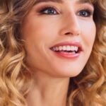María Elena Swett Instagram - Lo mejor de Kari @dimeconquienandaschv La relación entre Ramón y Kari se fortalece cada día más. Ramón es el único capaz de hacer sonreír a nuestra diseñadora favorita. Kari merece ser feliz... Capítulo 108 @chilevision Capítulo 109 @paramountplus Puedes ver la teleserie completa a través de @paramountplus @paramountplusar Y por Chilevision de lunes a jueves después de la medianoche #maneswett❌ #maneswett #Karilovers #kari #actrizdetelenovela #actrizdeserie #actrizdetelevisión #actrizdeteatro #actrizchilena #actrizdecine #teleserie #DimeConQuiénAndas #DimeconquienandasCHV