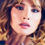 María Elena Swett Instagram - Lo mejor de Kari @dimeconquienandaschv Capítulo 61 @chilevision Capítulo 62 @paramountplusar Kari no quiere perder su tienda, e idea un plan para salvarla del remate, para ello va en busca de una vieja amiga ¿Conseguirá salvar Casa Kari? Por otro lado el quiebre de la amistad entre Kari y María Jesús al parecer no tiene vuelta atrás No te pierdas los nuevos capítulos de #DimeConQuiénAndas por la plataforma @paramountplusar @paramountplus. Y por Chilevision después de #EspiandolaCasa de #GranHermanoCHV, de lunes a jueves. . . . . . #maneswett #mslovers❌ #maneswett❌ #karilovers #DimeConQuiénAndasCHV #teleserie #novela #comedia #seriechilena #teleserieschilena #actrizdetelenovela #actrizdeserie #actrizdetelevisión #actriz #romance #espectáculo #paramountplus #paramountplusar #latinoamerica #celebridades #Chilevision #comedia #comediachilena
