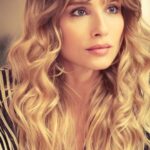 María Elena Swett Instagram - Lo mejor de Kari @dimeconquienandaschv Capítulo 51 @chilevision Capítulo 52 @paramountplusar Kari pasó un grato momento con Ramón olvidándose de todos sus problemas. Pero recibe un nuevo golpe que la destroza nuevamente, su tienda irá a remate. No te pierdas los nuevos capítulos de #DimeConQuiénAndas por la plataforma @paramountplusar @paramountplus. Y por Chilevision después de #EspiandolaCasa de #GranHermanoCHV, de lunes a jueves. . . . . . #maneswett #mslovers❌ #maneswett❌ #karilovers #DimeConQuiénAndasCHV #teleserie #novela #comedia #seriechilena #teleserieschilena #actrizdetelenovela #actrizdeserie #actrizdetelevisión #actriz #romance #espectáculo #paramountplus #paramountplusar #latinoamerica #celebridades #Chilevision #comedia #comediachilena