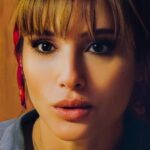 María Elena Swett Instagram - Lo mejor de Kari @dimeconquienandaschv Capítulo 71 @chilevision Capítulo 72 @paramountplusar Kari da un gran paso en su relación con Ramón y juntos comienzan a dar forma al nuevo centro de la moda. No te pierdas los nuevos capítulos de #DimeConQuiénAndas por la plataforma @paramountplusar @paramountplus. Y por Chilevision después de #EspiandolaCasa de #GranHermanoCHV, de lunes a jueves