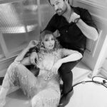 María Elena Swett Instagram - ❌🐈‍⬛ Y si me recuerdan así? Ésta foto si les gusta más cierto? . PRIMICIA! . Mi Gente Buena ! Con mi querido @cristianarriagadab queremos compartirles un adelanto de la Carátula del nuevo disco de nuestra banda que todavía no tiene nombre. Estamos afinando algunos detalles pero…. y el nombre de la Banda ? . Se aceptan propuestas! Porque… Como nos vamos a llamar? . . . 📸 @diegoboggionit . . . #DimeConQuiénandasCHV @chilevision @paramountplusar