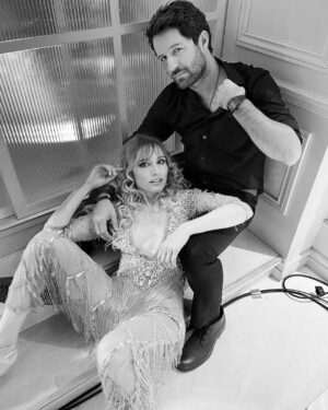 María Elena Swett Instagram - ❌🐈‍⬛ Y si me recuerdan así? Ésta foto  si les gusta más cierto? 
.
PRIMICIA! 
.
Mi Gente Buena ! 
 Con mi querido  @cristianarriagadab queremos compartirles un adelanto de la Carátula del nuevo disco de nuestra banda que todavía no tiene nombre. Estamos afinando algunos detalles pero…. y el nombre de la Banda ? 
.
Se aceptan propuestas! Porque…  Como nos vamos a llamar? 
.
.
.
📸 @diegoboggionit 
.
.
.
#DimeConQuiénandasCHV  @chilevision @paramountplusar