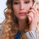 María Elena Swett Instagram - Lo mejor de Kari @dimeconquienandaschv Capítulo 68 @chilevision Capítulo 69 @paramountplusar Kari esta devastada por la traición de su amiga, quien se quedó con Casa Kari luego del remate, para transformarla en la sede de la candidatura de su padre. La diseñadora no puede creer lo que su amiga María Jesús le hizo y no acepta las explicaciones que ella le da. No te pierdas los nuevos capítulos de #DimeConQuiénAndas por la plataforma @paramountplusar @paramountplus. Y por Chilevision después de #EspiandolaCasa de #GranHermanoCHV, de lunes a jueves