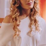 María Elena Swett Instagram - Lo mejor de Kari @dimeconquienandaschv Capítulo 49 @chilevision Capítulo 50 @paramountplusar El único que logra sacar una sonrisa a Kari es Ramón. No te pierdas los nuevos capítulos de #DimeConQuiénAndas por la plataforma @paramountplusar @paramountplus. Y por Chilevision después de #EspiandolaCasa de #GranHermanoCHV, de lunes a jueves. . . . . . #maneswett #mslovers❌ #maneswett❌ #karilovers #DimeConQuiénAndasCHV #teleserie #novela #comedia #seriechilena #teleserieschilena #actrizdetelenovela #actrizdeserie #actrizdetelevisión #actriz #romance #espectáculo #paramountplus #paramountplusar #latinoamerica #celebridades #Chilevision