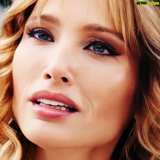 María Elena Swett Instagram - Lo mejor de Kari @dimeconquienandaschv Capítulo 48 @chilevision Capítulo 49 @paramountplusar La revelación de kari a Paulo sobre lo que siente por Ramón dificulta aún más la reconciliación entre ambos. No te pierdas los nuevos capítulos de #DimeConQuiénAndas por la plataforma @paramountplusar @paramountplus. Y por Chilevision después de #EspiandolaCasa de #GranHermanoCHV, de lunes a jueves. . . . . . #maneswett #mslovers❌ #maneswett❌ #karilovers #DimeConQuiénAndasCHV #teleserie #novela #comedia #seriechilena #teleserieschilena #actrizdetelenovela #actrizdeserie #actrizdetelevisión #actriz #romance #espectáculo #paramountplus #paramountplusar #latinoamerica #celebridades #Chilevision