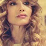 María Elena Swett Instagram - Lo mejor de Kari @dimeconquienandaschv Capítulo 78 @chilevision Capítulo 79 @paramountplusar Aquel suceso del pasado aún duele en el corazón de Kari, el regreso del verdadero papá de Bruna remueve los recuerdos en la diseñadora. No te pierdas los últimos capítulos de #DimeConQuiénAndas por la plataforma @paramountplusar @paramountplus. Por Chilevision después de #EspiandolaCasa de #GranHermanoCHV, de lunes a jueves