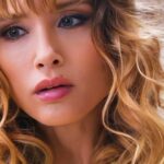 María Elena Swett Instagram - RECTA FINAL Lo mejor de Kari @dimeconquienandaschv Capítulo 115 @chilevision Capítulo 116 @paramountplus Kari visita a su ahijada Casandra para ver como se encuentra y esta le pide que hable con María Jesús, quien aun conmocionada rechaza la visita de Kari y termina corriendola de su casa. Un misterioso paquete fue entregado en casa de la mamá de la diseñadora, este iba a nombre de Kari, esta lo ve y se da cuenta que es de Paulo, lo abre junto a Aurora y Lola, y para sorpresa de ellas el paquete contenía el dinero invertido en Isla Luz, tanto por Kari y Aurora. Puedes ver la teleserie por Chilevision de lunes a jueves después de la medianoche #maneswett❌ #maneswett #Karilovers #kari #actrizdetelenovela #actrizdeserie #actrizdetelevisión #actrizdeteatro #actrizchilena #actrizdecine #teleserie #DimeConQuiénAndas #DimeConQuienAndasCHV