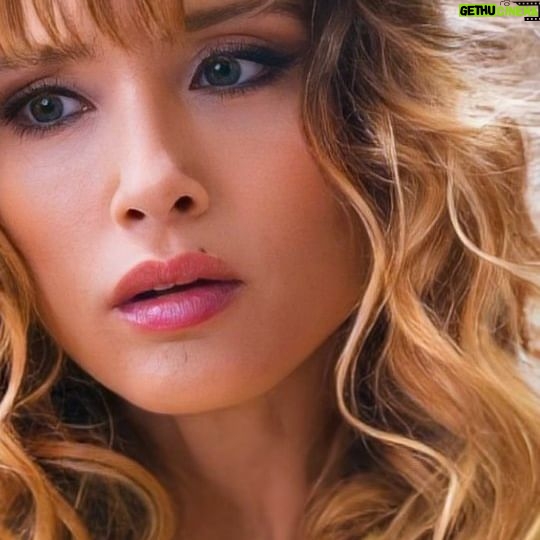 María Elena Swett Instagram - RECTA FINAL Lo mejor de Kari @dimeconquienandaschv Capítulo 115 @chilevision Capítulo 116 @paramountplus Kari visita a su ahijada Casandra para ver como se encuentra y esta le pide que hable con María Jesús, quien aun conmocionada rechaza la visita de Kari y termina corriendola de su casa. Un misterioso paquete fue entregado en casa de la mamá de la diseñadora, este iba a nombre de Kari, esta lo ve y se da cuenta que es de Paulo, lo abre junto a Aurora y Lola, y para sorpresa de ellas el paquete contenía el dinero invertido en Isla Luz, tanto por Kari y Aurora. Puedes ver la teleserie por Chilevision de lunes a jueves después de la medianoche #maneswett❌ #maneswett #Karilovers #kari #actrizdetelenovela #actrizdeserie #actrizdetelevisión #actrizdeteatro #actrizchilena #actrizdecine #teleserie #DimeConQuiénAndas #DimeConQuienAndasCHV
