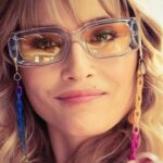 María Elena Swett Instagram - Lo mejor de Kari @dimeconquienandaschv Capítulo 67 @chilevision Capítulo 68 @paramountplusar Ramón le pide una valiosa petición a Kari. La diseñadora descubre así una nueva forma de hacer moda No te pierdas los nuevos capítulos de #DimeConQuiénAndas por la plataforma @paramountplusar @paramountplus. Y por Chilevision después de #EspiandolaCasa de #GranHermanoCHV, de lunes a jueves.