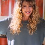 María Elena Swett Instagram - Lo mejor de Kari @dimeconquienandaschv Capítulo 114 @chilevision Capítulo 115 @paramountplus Ramón le propone a Kari que vivan juntos, la diseñadora acepta feliz. Puedes ver la teleserie por Chilevision de lunes a jueves después de la medianoche #maneswett❌ #maneswett #Karilovers #kari #actrizdetelenovela #actrizdeserie #actrizdetelevisión #actrizdeteatro #actrizchilena #actrizdecine #teleserie #DimeConQuiénAndas #DimeconquienandasCHV