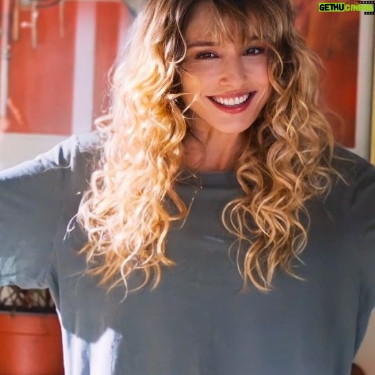 María Elena Swett Instagram - Lo mejor de Kari @dimeconquienandaschv Capítulo 114 @chilevision Capítulo 115 @paramountplus Ramón le propone a Kari que vivan juntos, la diseñadora acepta feliz. Puedes ver la teleserie por Chilevision de lunes a jueves después de la medianoche #maneswett❌ #maneswett #Karilovers #kari #actrizdetelenovela #actrizdeserie #actrizdetelevisión #actrizdeteatro #actrizchilena #actrizdecine #teleserie #DimeConQuiénAndas #DimeconquienandasCHV