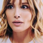 María Elena Swett Instagram - Capitulo 30 / Lo MejordeKari Kari se entera de la fiesta clandestina en Casa Kari. ¿Descubrirá quienes están detrás de todo esto? Video incluye el Avance @dimeconquienandaschv Capítulo 31 @chilevision Capítulo 32 @paramountplusar No te pierdas! los nuevos capítulos de #DimeConQuiénAndas por la plataforma @paramountplusar @paramountplus. Y si te gusta trasnochar lo puedes ver en chilevision después de #EspiandolaCasa de #GranHermanoCHV, de lunes a jueves. . . . . . #maneswett #mslovers❌ #maneswett❌ #karilovers #DimeConQuiénAndasCHV #teleserie #novela #comedia #seriechilena #teleserieschilena #actrizdetelenovela #actrizdeserie #actrizdetelevisión #actriz #romance #espectáculo #paramountplus #paramountplusar #latinoamerica #celebridades