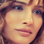 María Elena Swett Instagram - Entramos en la Recta Final de nuestra Teleserie #dimeconquienandas Lo mejor de Kari @dimeconquienandaschv Capítulo 103 @chilevision Capítulo 104 @paramountplus Kari esta de regreso en casa. Tras entender que podía perder al amor de su vida, Ramón se sincera con la diseñadora sobre sus sentimientos y lo tonto que fue al no querer hacer pública su relación. El amor entre Kari y Ramón es más fuerte que cualquier estafa, engaño y juntos lucharán para que se haga justicia. Puedes ver la teleserie completa a través de @paramountplus @paramountplusar Y por Chilevision de lunes a jueves después de la medianoche #maneswett❌ #maneswett #Karilovers #kari #actrizdetelenovela #actrizdeserie #actrizdetelevisión #actrizdeteatro #actrizchilena #actrizdecine #teleserie #DimeConQuiénAndas #DimeconquienandasCHV