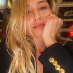 María Elena Swett Instagram - ❌ SEÑAL DE VIDA. 11.4.2024. 45 AÑOS 1 DESEO . PAPÁ, FAMILIA, AMIGOS, AMORES, Y MI QUERIDA GENTE BUENA. EN ESTE JUSTO MOMENTO RECIÉN LOS ESTOY LEYENDO A TODOS. ESTOY TAN LEJOS. SOLO PUEDO DECIRLES GRACIAS POR ESTAR CONMIGO TAN CERCA HOY. ATESORO PROFUNDAMENTE SU CARIÑO. ESTOY SINTIENDO ESTE ABRAZO ENORME QUE LA VERDAD SI NECESITABA. . YA SABEN… SE LES QUIERE POR ACÁ . . SIGO! . . . #newyorkcity #…
