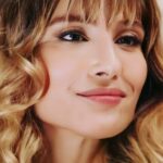 María Elena Swett Instagram - Lo mejor de Kari @dimeconquienandaschv Capítulo 29 @chilevision Capítulo 30 @paramountplusar Kari destaca en su amiga Maria Jesús, la gran madre que es, ya que ha sacado adelante sola a su hija, sin pedirle ayuda a nadie, trabajando para darle una mejor vida, que nunca le falte amor, juntas son una tremenda dupla. Kari siempre apoyando a sus amigas aunque por dentro ella este luchando sus propias batallas. No te pierdas un nuevo capítulo de #DimeconquienandasCHV, en el trasnoche después de la emisión de #Espiandolacasa de #GranHermanoCHV, por las pantallas de @chilevision. De Lunes a Jueves. 📍Recuerda que puedes ver de manera anticipada los capítulos a través de @paramountplusar @paramountplus. . . #maneswett #mslovers❌ #maneswett❌ #karilovers #DimeConQuiénAndasCHV #teleserie #novela #comedia #seriechilena #teleserieschilena #actrizdetelenovela #actrizdeserie #actrizdetelevisión #actriz #romance #espectáculo #paramountplus #paramountplusar #latinoamerica #celebridades
