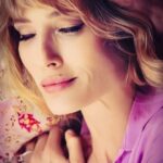 María Elena Swett Instagram - Lo mejor de Kari @dimeconquienandaschv Capítulo 47 @chilevision Capítulo 48 @paramountplusar Kari responde a Bruna y a Paulo que no pasó nada con Ramón. Pero Paulo se hace el ofendido, cuando es el quien a base de mentiras le ha hecho más daño a Kari. Bruna pelea con Kari y la acusa de mentirosa. Ella se trata de explicar pero Bruna no la deja. Al ver la situación de sus hijas, Norma interviene, kari llora y no soporta más lo que esta viviendo. Todos contra Kari y nadie entiende por lo que ella está viviendo, nadie se pone en su lugar, los verdaderos culpables parecen blancas palomas y la inocente es enjuiciada. No te pierdas los nuevos capítulos de #DimeConQuiénAndas por la plataforma @paramountplusar @paramountplus. Y por Chilevision después de #EspiandolaCasa de #GranHermanoCHV, de lunes a jueves. . . . . . #maneswett #mslovers❌ #maneswett❌ #karilovers #DimeConQuiénAndasCHV #teleserie #novela #comedia #seriechilena #teleserieschilena #actrizdetelenovela #actrizdeserie #actrizdetelevisión #actriz #romance #espectáculo #paramountplus #paramountplusar #latinoamerica #celebridades #Chilevision