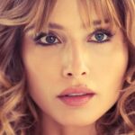 María Elena Swett Instagram - Lo mejor de Kari @dimeconquienandaschv Capítulo 111 @chilevision Capítulo 112 @paramountplus Ramón ve un video de su difunta esposa el cual lo calma y ayuda a curar sus heridas, junto a Kari comienza a dejar el pasado atrás y comenzar un presente y un futuro juntos. Las baby Gol visitan a María Jesús con la clara intención de hacerle ver en que se está metiendo con Paulo. ¿El amor cegara a Jechu? Puedes ver la teleserie completa a través de @paramountplus @paramountplusar Y por Chilevision de lunes a jueves después de la medianoche #maneswett❌ #maneswett #Karilovers #kari #actrizdetelenovela #actrizdeserie #actrizdetelevisión #actrizdeteatro #actrizchilena #actrizdecine #teleserie #DimeConQuiénAndas #DimeconquienandasCHV