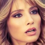 María Elena Swett Instagram - Lo mejor de Kari @dimeconquienandaschv Capítulo 46 @chilevision Capítulo 47 @paramountplusar Celeste le muestra a Bruna un aro que encontró bajo la cama de su papá creyendo que paso la noche con alguien. Bruna reconoce el aro y encara a Kari y le insiste que le diga si estuvo o no con Ramón, momento en que aparece Paulo, quien también pide explicaciones. No te pierdas los nuevos capítulos de #DimeConQuiénAndas por la plataforma @paramountplusar @paramountplus. Y por Chilevision después de #EspiandolaCasa de #GranHermanoCHV, de lunes a jueves. . . . . . #maneswett #mslovers❌ #maneswett❌ #karilovers #DimeConQuiénAndasCHV #teleserie #novela #comedia #seriechilena #teleserieschilena #actrizdetelenovela #actrizdeserie #actrizdetelevisión #actriz #romance #espectáculo #paramountplus #paramountplusar #latinoamerica #celebridades