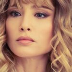 María Elena Swett Instagram - Lo mejor de Kari @dimeconquienandaschv Capítulo 65 @chilevision Capítulo 66 @paramountplusar Kari se entera de quien es el nuevo dueño de Casa Kari y se lleva una gran decepción, se siente traicionada por quien creía era su mejor amiga... No te pierdas los nuevos capítulos de #DimeConQuiénAndas por la plataforma @paramountplusar @paramountplus. Y por Chilevision después de #EspiandolaCasa de #GranHermanoCHV, de lunes a jueves. . . . . . #maneswett #mslovers❌ #maneswett❌ #karilovers #DimeConQuiénAndasCHV #teleserie #novela #comedia #seriechilena #teleserieschilena #actrizdetelenovela #actrizdeserie #actrizdetelevisión #actriz #romance #espectáculo #paramountplus #paramountplusar #latinoamerica #celebridades #Chilevision #comedia #comediachilen