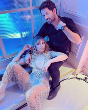 María Elena Swett Instagram - ❌🐈‍⬛ Y si me recuerdan así? Ésta foto  si les gusta más cierto? 
.
PRIMICIA! 
.
Mi Gente Buena ! 
 Con mi querido  @cristianarriagadab queremos compartirles un adelanto de la Carátula del nuevo disco de nuestra banda que todavía no tiene nombre. Estamos afinando algunos detalles pero…. y el nombre de la Banda ? 
.
Se aceptan propuestas! Porque…  Como nos vamos a llamar? 
.
.
.
📸 @diegoboggionit 
.
.
.
#DimeConQuiénandasCHV  @chilevision @paramountplusar