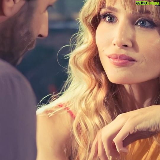 María Elena Swett Instagram - Lo mejor de Kari @dimeconquienandaschv Capítulo 74 @chilevision Capítulo 75 @paramountplusar Ramón le confesó a Kari que no está listo para formalizar una relación. ¿Qué decisión tomará Kari después de la confesión de Ramón? No te pierdas los nuevos capítulos de #DimeConQuiénAndas por la plataforma @paramountplusar @paramountplus. Y por Chilevision después de #EspiandolaCasa de #GranHermanoCHV, de lunes a jueves