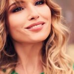 María Elena Swett Instagram - Lo mejor de Kari @dimeconquienandaschv Capítulo 44 @chilevision Capítulo 45 @paramountplusar Kari se reencuentra con Ramón, volverá la pasión del primer beso? No te pierdas los nuevos capítulos de #DimeConQuiénAndas por la plataforma @paramountplusar @paramountplus. Y por Chilevision después de #EspiandolaCasa de #GranHermanoCHV, de lunes a jueves. . . . . . #maneswett #mslovers❌ #maneswett❌ #karilovers #DimeConQuiénAndasCHV #teleserie #novela #comedia #seriechilena #teleserieschilena #actrizdetelenovela #actrizdeserie #actrizdetelevisión #actriz #romance #espectáculo #paramountplus #paramountplusar #latinoamerica #celebridades
