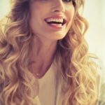 María Elena Swett Instagram - Lo mejor de Kari @dimeconquienandaschv Capítulo 53 @chilevision Capítulo 54 @paramountplusar El único que saca una sonrisa a Kari es Ramón. No te pierdas los nuevos capítulos de #DimeConQuiénAndas por la plataforma @paramountplusar @paramountplus. Y por Chilevision después de #EspiandolaCasa de #GranHermanoCHV, de lunes a jueves. . . . . . #maneswett #mslovers❌ #maneswett❌ #karilovers #DimeConQuiénAndasCHV #teleserie #novela #comedia #seriechilena #teleserieschilena #actrizdetelenovela #actrizdeserie #actrizdetelevisión #actriz #romance #espectáculo #paramountplus #paramountplusar #latinoamerica #celebridades #Chilevision #comedia #comediachilena
