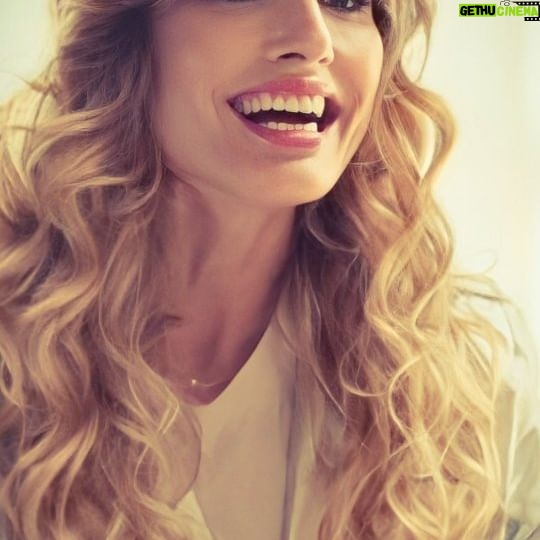 María Elena Swett Instagram - Lo mejor de Kari @dimeconquienandaschv Capítulo 53 @chilevision Capítulo 54 @paramountplusar El único que saca una sonrisa a Kari es Ramón. No te pierdas los nuevos capítulos de #DimeConQuiénAndas por la plataforma @paramountplusar @paramountplus. Y por Chilevision después de #EspiandolaCasa de #GranHermanoCHV, de lunes a jueves. . . . . . #maneswett #mslovers❌ #maneswett❌ #karilovers #DimeConQuiénAndasCHV #teleserie #novela #comedia #seriechilena #teleserieschilena #actrizdetelenovela #actrizdeserie #actrizdetelevisión #actriz #romance #espectáculo #paramountplus #paramountplusar #latinoamerica #celebridades #Chilevision #comedia #comediachilena