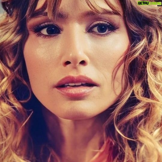 María Elena Swett Instagram - Lo mejor de Kari @dimeconquienandaschv Capítulo 110 @chilevision Capítulo 111 @paramountplus Kari y Ramón oficializaron su relación, pero para seguir adelante la diseñadora le pide a Ramón que deje su pasado atrás. Puedes ver la teleserie completa a través de @paramountplus @paramountplusar Y por Chilevision de lunes a jueves después de la medianoche #maneswett❌ #maneswett #Karilovers #kari #actrizdetelenovela #actrizdeserie #actrizdetelevisión #actrizdeteatro #actrizchilena #actrizdecine #teleserie #DimeConQuiénAndas #DimeconquienandasCHV