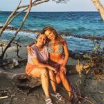María Elisa Camargo Instagram - No hice post de cumpleaños de mamá porque estaba muy ocupada celebrando con mi mamá en una isla paradisiaca 🏝️ El privilegio de combinar mi trabajo que me apasiona, la playa que es mi hábitat, un equipo salvaje de talento, creatividad y humanidad, y a mi persona favorita del planeta, mi MADRE, justo en la época de celebrar su vida?! Se me explota el corazón. Qué AVENTURA vivimos, inolvidable 🫀 Te amo mamita, una vez más arrasaste y dejaste enamorados a todos. Eres lo más TOP que existe. Tu capacidad de asombro y lo guerrera que eres me sigue sorprendiendo. Por muchas más 🥂 @clarardila53