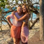María Elisa Camargo Instagram - No hice post de cumpleaños de mamá porque estaba muy ocupada celebrando con mi mamá en una isla paradisiaca 🏝️ El privilegio de combinar mi trabajo que me apasiona, la playa que es mi hábitat, un equipo salvaje de talento, creatividad y humanidad, y a mi persona favorita del planeta, mi MADRE, justo en la época de celebrar su vida?! Se me explota el corazón. Qué AVENTURA vivimos, inolvidable 🫀 Te amo mamita, una vez más arrasaste y dejaste enamorados a todos. Eres lo más TOP que existe. Tu capacidad de asombro y lo guerrera que eres me sigue sorprendiendo. Por muchas más 🥂 @clarardila53