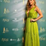 María Elisa Camargo Instagram - En el marco de mi primer @ficcifestival tuve la oportunidad de celebrar los premios @premiosindiacatalina en sus 40 años! Qué felicidad de reencuentros, qué orgullo ver lo exponencial que evoluciona el contenido audiovisual colombiano y latinoamericano… somos una fuerza creativa imparable. Inspirada a contribuir con ese enriquecimiento, preparándome más, dándolo todo en la pista! Y POR SUPUESTO debo agradecer a mi Glam Team por este look IDEAL para Cartagena, tropical y vaporoso - @stdomofficial sin DUDA mi tienda favorita en Colombia (sin olvidar que AMO a los seres humanos detrás de ella) me engalanaron con mi vestido pasado de WOW de @alitzagarciar y mis aretazos que recibieron mil flores, de @emidiaz.co 🪸 Y mi maquillaje por el personaje de personajes @salamanca8563 quien me dejó lista desde Bogotá. 💋 Que viva nuestro arte! 🎭
