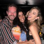 María Elisa Camargo Instagram - Qué honor de invitación y qué linda manera de comenzar mi nueva etapa en Bogotá. Inspirada por los alcances del talento colombiano. Asombrada de los pasos de gigante y las puertas que abre para todos nosotros GRISELDA. Qué delicia de energía ayer. Fue una fiesta de amigos, pura parcería, buenos deseos, encouragement. No se la pierdan. Gracias @netflix #Griselda #netflix :: Por supuesto que iba vestida de Colombia! Gracias a mi adorado e incondicional @diegoguarnizomoda @diegogzo por mi vestido “AMAZONAS” 🌿🌸 que recibió un montón de flores! ✨