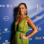 María Elisa Camargo Instagram - En el marco de mi primer @ficcifestival tuve la oportunidad de celebrar los premios @premiosindiacatalina en sus 40 años! Qué felicidad de reencuentros, qué orgullo ver lo exponencial que evoluciona el contenido audiovisual colombiano y latinoamericano… somos una fuerza creativa imparable. Inspirada a contribuir con ese enriquecimiento, preparándome más, dándolo todo en la pista! Y POR SUPUESTO debo agradecer a mi Glam Team por este look IDEAL para Cartagena, tropical y vaporoso - @stdomofficial sin DUDA mi tienda favorita en Colombia (sin olvidar que AMO a los seres humanos detrás de ella) me engalanaron con mi vestido pasado de WOW de @alitzagarciar y mis aretazos que recibieron mil flores, de @emidiaz.co 🪸 Y mi maquillaje por el personaje de personajes @salamanca8563 quien me dejó lista desde Bogotá. 💋 Que viva nuestro arte! 🎭