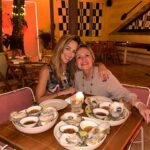 María Elisa Camargo Instagram - No hice post de cumpleaños de mamá porque estaba muy ocupada celebrando con mi mamá en una isla paradisiaca 🏝️ El privilegio de combinar mi trabajo que me apasiona, la playa que es mi hábitat, un equipo salvaje de talento, creatividad y humanidad, y a mi persona favorita del planeta, mi MADRE, justo en la época de celebrar su vida?! Se me explota el corazón. Qué AVENTURA vivimos, inolvidable 🫀 Te amo mamita, una vez más arrasaste y dejaste enamorados a todos. Eres lo más TOP que existe. Tu capacidad de asombro y lo guerrera que eres me sigue sorprendiendo. Por muchas más 🥂 @clarardila53