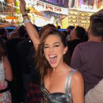 María Elisa Camargo Instagram - Todavía procesando esta experiencia… U2 me ha acompañado hace 25 años. Ha sido el soundtrack de mi vida. Mi herramienta de trabajo en escenas emocionales. Mis “happy” y “sad” songs. Creo que sólo experimento el tema de ser FAN empedernida, con ellos. Y verlos en el venue más espectacular que tiene el planeta, con el show más estimulante que mis sentidos han conocido… totalmente inmersivo, espiritual, psicodélico, surreal! Fue una combinación que casi hace que se me explote el corazón. Además con “Achtung Baby”, un álbum que me removió las fibras en la adolescencia! Cuando todo estaba a flor de piel. Uffff. (Ah, y con LADY GAGA de invitada sorpresa)… Estamos vivos, señores. Y eso es mucho decir en días como estos. GRACIAS vida por esa noche. #u2