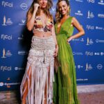 María Elisa Camargo Instagram - En el marco de mi primer @ficcifestival tuve la oportunidad de celebrar los premios @premiosindiacatalina en sus 40 años! Qué felicidad de reencuentros, qué orgullo ver lo exponencial que evoluciona el contenido audiovisual colombiano y latinoamericano… somos una fuerza creativa imparable. Inspirada a contribuir con ese enriquecimiento, preparándome más, dándolo todo en la pista! Y POR SUPUESTO debo agradecer a mi Glam Team por este look IDEAL para Cartagena, tropical y vaporoso - @stdomofficial sin DUDA mi tienda favorita en Colombia (sin olvidar que AMO a los seres humanos detrás de ella) me engalanaron con mi vestido pasado de WOW de @alitzagarciar y mis aretazos que recibieron mil flores, de @emidiaz.co 🪸 Y mi maquillaje por el personaje de personajes @salamanca8563 quien me dejó lista desde Bogotá. 💋 Que viva nuestro arte! 🎭