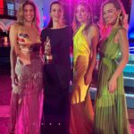 María Elisa Camargo Instagram - En el marco de mi primer @ficcifestival tuve la oportunidad de celebrar los premios @premiosindiacatalina en sus 40 años! Qué felicidad de reencuentros, qué orgullo ver lo exponencial que evoluciona el contenido audiovisual colombiano y latinoamericano… somos una fuerza creativa imparable. Inspirada a contribuir con ese enriquecimiento, preparándome más, dándolo todo en la pista! Y POR SUPUESTO debo agradecer a mi Glam Team por este look IDEAL para Cartagena, tropical y vaporoso - @stdomofficial sin DUDA mi tienda favorita en Colombia (sin olvidar que AMO a los seres humanos detrás de ella) me engalanaron con mi vestido pasado de WOW de @alitzagarciar y mis aretazos que recibieron mil flores, de @emidiaz.co 🪸 Y mi maquillaje por el personaje de personajes @salamanca8563 quien me dejó lista desde Bogotá. 💋 Que viva nuestro arte! 🎭