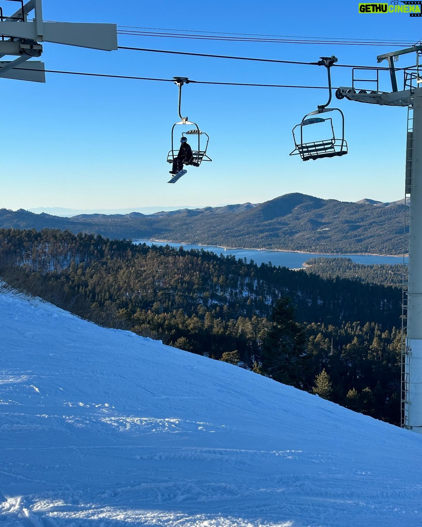 María Elisa Camargo Instagram - Have some mercy. It’s like my 7th or 8th time 🎿 Este peje salao se adaptó a la nieve ❄️ :: Gracias @catalinaramirezchaves (FELICIDADES amiga por tu Emmy! Eres una dura) & @jsilver329 (insanely committed content creator, risking his own integrity 💪🏽) por unos días mágicos - y un behind the scenes even better 🥂, so far so good, 2024!
