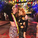 María Elisa Camargo Instagram - Amistad de dos décadas, acompañándonos, elevándonos, apoyándonos y siendo each other’s cheerleaders. FELIZ DÍA mi @unlunar Chola nalgona pacto con el diablo cada día más deli 🔥 Por más encuentros en todas partes del planeta, y ojalá compartir más sets! Te amo :: Y en honor del onomástico I’m bringing back un clásico de nuestro historial, los #QUARANTUNES producto de compartir la locura de la pandemia. Esta mujer salvó mi salud mental! - Quieres ver más ediciones 🎶? Stalkéanos 😂 🎂