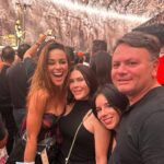 María Elisa Camargo Instagram - Todavía procesando esta experiencia… U2 me ha acompañado hace 25 años. Ha sido el soundtrack de mi vida. Mi herramienta de trabajo en escenas emocionales. Mis “happy” y “sad” songs. Creo que sólo experimento el tema de ser FAN empedernida, con ellos. Y verlos en el venue más espectacular que tiene el planeta, con el show más estimulante que mis sentidos han conocido… totalmente inmersivo, espiritual, psicodélico, surreal! Fue una combinación que casi hace que se me explote el corazón. Además con “Achtung Baby”, un álbum que me removió las fibras en la adolescencia! Cuando todo estaba a flor de piel. Uffff. (Ah, y con LADY GAGA de invitada sorpresa)… Estamos vivos, señores. Y eso es mucho decir en días como estos. GRACIAS vida por esa noche. #u2
