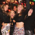 María Elisa Camargo Instagram - Amistad de dos décadas, acompañándonos, elevándonos, apoyándonos y siendo each other’s cheerleaders. FELIZ DÍA mi @unlunar Chola nalgona pacto con el diablo cada día más deli 🔥 Por más encuentros en todas partes del planeta, y ojalá compartir más sets! Te amo :: Y en honor del onomástico I’m bringing back un clásico de nuestro historial, los #QUARANTUNES producto de compartir la locura de la pandemia. Esta mujer salvó mi salud mental! - Quieres ver más ediciones 🎶? Stalkéanos 😂 🎂