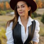María Elisa Camargo Instagram - When the beauty of your surroundings matches that of the people involved. What a nice community, so open and kind! Thank you @magssosa for having me as your partner in crime... Happy birthday, bellezas! @stevenneman @jordanneman 🎂 EPIC day. For the 📚. Special thanks al más chingón @shotbykvng for capturing the memories with such elegance and accuracy 💫Y mi vestido @adrianafernandezpretaporter #CountrysideCouture