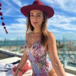 María Elisa Camargo Instagram – El perfecto cierre de un año que fue un reto para mí, para mi ego, mi auto-concepto. Qué tanta importancia le doy a encajar en un sistema que te obliga a trabajar y producir para obtener valor, y qué tanto recordar que somos seres espirituales y la importancia de jugar. WOW, qué expertos en jugar son mis amores de @maxacamp . Mind blown. The best experience to receive 2024 the WORLD had to offer, was this. Hands down. So much attention to detail, so much magic and generosity. Mexas know how to spoil ❤️ and they do it with a smile and a silly joke, every time. México tiene un chunk gigante de mi corazón. Siempre me pone las cosas en perspectiva. Y en este caso me queda claro que mi única misión en este mundo es dar AMOR, aceptar, tolerar, ESCUCHAR, darle un lugar a todos. Porque alguien tan privilegiado como yo, no tiene derecho a generar negatividad de ningún tipo. No tengo los traumas ni los demonios para respaldarlo. Así que sólo esperen amor y una sonrisa de esas amplias que ofrece mi cara, en el 2024. Gracias @craniareclaim por ofrecer básicamente un BURN en la playa. Best of every world! Y por supuesto al siempre PERFECTO y sensual @hotelelganzo por consentirnos y tratarnos divino. LOVE YOU. I’m hearing a lot about “our best version” this year, let’s walk like we talk. Ámonossss, que este año la ROMPEMOS! :: My perfect breezy tropical outfit by fave @carolinakuniverse – Mare One Piece   Nico Robe (nailing it every time- so thankful for you and what you do for the artisan community 🫶). Mi fotógrafa, partner de NYE y content creator: @magssosa 👯‍♀️ #candid