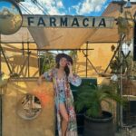 María Elisa Camargo Instagram – El perfecto cierre de un año que fue un reto para mí, para mi ego, mi auto-concepto. Qué tanta importancia le doy a encajar en un sistema que te obliga a trabajar y producir para obtener valor, y qué tanto recordar que somos seres espirituales y la importancia de jugar. WOW, qué expertos en jugar son mis amores de @maxacamp . Mind blown. The best experience to receive 2024 the WORLD had to offer, was this. Hands down. So much attention to detail, so much magic and generosity. Mexas know how to spoil ❤️ and they do it with a smile and a silly joke, every time. México tiene un chunk gigante de mi corazón. Siempre me pone las cosas en perspectiva. Y en este caso me queda claro que mi única misión en este mundo es dar AMOR, aceptar, tolerar, ESCUCHAR, darle un lugar a todos. Porque alguien tan privilegiado como yo, no tiene derecho a generar negatividad de ningún tipo. No tengo los traumas ni los demonios para respaldarlo. Así que sólo esperen amor y una sonrisa de esas amplias que ofrece mi cara, en el 2024. Gracias @craniareclaim por ofrecer básicamente un BURN en la playa. Best of every world! Y por supuesto al siempre PERFECTO y sensual @hotelelganzo por consentirnos y tratarnos divino. LOVE YOU. I’m hearing a lot about “our best version” this year, let’s walk like we talk. Ámonossss, que este año la ROMPEMOS! :: My perfect breezy tropical outfit by fave @carolinakuniverse – Mare One Piece   Nico Robe (nailing it every time- so thankful for you and what you do for the artisan community 🫶). Mi fotógrafa, partner de NYE y content creator: @magssosa 👯‍♀️ #candid