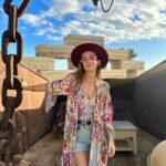 María Elisa Camargo Instagram – El perfecto cierre de un año que fue un reto para mí, para mi ego, mi auto-concepto. Qué tanta importancia le doy a encajar en un sistema que te obliga a trabajar y producir para obtener valor, y qué tanto recordar que somos seres espirituales y la importancia de jugar. WOW, qué expertos en jugar son mis amores de @maxacamp . Mind blown. The best experience to receive 2024 the WORLD had to offer, was this. Hands down. So much attention to detail, so much magic and generosity. Mexas know how to spoil ❤️ and they do it with a smile and a silly joke, every time. México tiene un chunk gigante de mi corazón. Siempre me pone las cosas en perspectiva. Y en este caso me queda claro que mi única misión en este mundo es dar AMOR, aceptar, tolerar, ESCUCHAR, darle un lugar a todos. Porque alguien tan privilegiado como yo, no tiene derecho a generar negatividad de ningún tipo. No tengo los traumas ni los demonios para respaldarlo. Así que sólo esperen amor y una sonrisa de esas amplias que ofrece mi cara, en el 2024. Gracias @craniareclaim por ofrecer básicamente un BURN en la playa. Best of every world! Y por supuesto al siempre PERFECTO y sensual @hotelelganzo por consentirnos y tratarnos divino. LOVE YOU. I’m hearing a lot about “our best version” this year, let’s walk like we talk. Ámonossss, que este año la ROMPEMOS! :: My perfect breezy tropical outfit by fave @carolinakuniverse – Mare One Piece   Nico Robe (nailing it every time- so thankful for you and what you do for the artisan community 🫶). Mi fotógrafa, partner de NYE y content creator: @magssosa 👯‍♀️ #candid