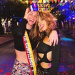 María Elisa Camargo Instagram - Amistad de dos décadas, acompañándonos, elevándonos, apoyándonos y siendo each other’s cheerleaders. FELIZ DÍA mi @unlunar Chola nalgona pacto con el diablo cada día más deli 🔥 Por más encuentros en todas partes del planeta, y ojalá compartir más sets! Te amo :: Y en honor del onomástico I’m bringing back un clásico de nuestro historial, los #QUARANTUNES producto de compartir la locura de la pandemia. Esta mujer salvó mi salud mental! - Quieres ver más ediciones 🎶? Stalkéanos 😂 🎂
