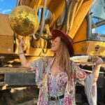 María Elisa Camargo Instagram – El perfecto cierre de un año que fue un reto para mí, para mi ego, mi auto-concepto. Qué tanta importancia le doy a encajar en un sistema que te obliga a trabajar y producir para obtener valor, y qué tanto recordar que somos seres espirituales y la importancia de jugar. WOW, qué expertos en jugar son mis amores de @maxacamp . Mind blown. The best experience to receive 2024 the WORLD had to offer, was this. Hands down. So much attention to detail, so much magic and generosity. Mexas know how to spoil ❤️ and they do it with a smile and a silly joke, every time. México tiene un chunk gigante de mi corazón. Siempre me pone las cosas en perspectiva. Y en este caso me queda claro que mi única misión en este mundo es dar AMOR, aceptar, tolerar, ESCUCHAR, darle un lugar a todos. Porque alguien tan privilegiado como yo, no tiene derecho a generar negatividad de ningún tipo. No tengo los traumas ni los demonios para respaldarlo. Así que sólo esperen amor y una sonrisa de esas amplias que ofrece mi cara, en el 2024. Gracias @craniareclaim por ofrecer básicamente un BURN en la playa. Best of every world! Y por supuesto al siempre PERFECTO y sensual @hotelelganzo por consentirnos y tratarnos divino. LOVE YOU. I’m hearing a lot about “our best version” this year, let’s walk like we talk. Ámonossss, que este año la ROMPEMOS! :: My perfect breezy tropical outfit by fave @carolinakuniverse – Mare One Piece   Nico Robe (nailing it every time- so thankful for you and what you do for the artisan community 🫶). Mi fotógrafa, partner de NYE y content creator: @magssosa 👯‍♀️ #candid