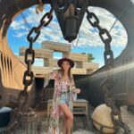 María Elisa Camargo Instagram – El perfecto cierre de un año que fue un reto para mí, para mi ego, mi auto-concepto. Qué tanta importancia le doy a encajar en un sistema que te obliga a trabajar y producir para obtener valor, y qué tanto recordar que somos seres espirituales y la importancia de jugar. WOW, qué expertos en jugar son mis amores de @maxacamp . Mind blown. The best experience to receive 2024 the WORLD had to offer, was this. Hands down. So much attention to detail, so much magic and generosity. Mexas know how to spoil ❤️ and they do it with a smile and a silly joke, every time. México tiene un chunk gigante de mi corazón. Siempre me pone las cosas en perspectiva. Y en este caso me queda claro que mi única misión en este mundo es dar AMOR, aceptar, tolerar, ESCUCHAR, darle un lugar a todos. Porque alguien tan privilegiado como yo, no tiene derecho a generar negatividad de ningún tipo. No tengo los traumas ni los demonios para respaldarlo. Así que sólo esperen amor y una sonrisa de esas amplias que ofrece mi cara, en el 2024. Gracias @craniareclaim por ofrecer básicamente un BURN en la playa. Best of every world! Y por supuesto al siempre PERFECTO y sensual @hotelelganzo por consentirnos y tratarnos divino. LOVE YOU. I’m hearing a lot about “our best version” this year, let’s walk like we talk. Ámonossss, que este año la ROMPEMOS! :: My perfect breezy tropical outfit by fave @carolinakuniverse – Mare One Piece   Nico Robe (nailing it every time- so thankful for you and what you do for the artisan community 🫶). Mi fotógrafa, partner de NYE y content creator: @magssosa 👯‍♀️ #candid